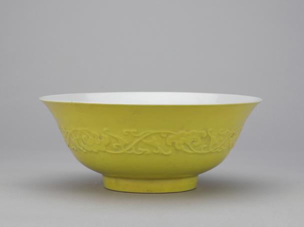 嘉庆款里粉彩桃实纹外黄釉凸花纹碗