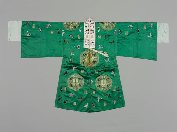 绿色缎绣百蝶金十团双喜字纹女帔
