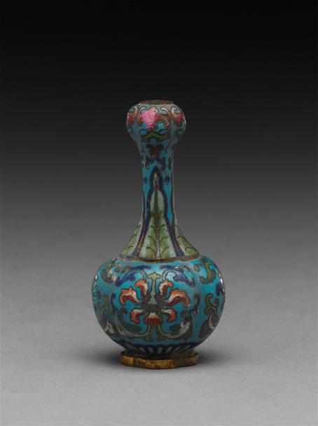 掐丝珐琅勾莲蕉叶纹海棠式蒜头瓶