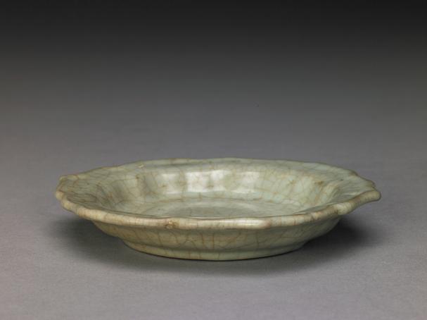 官窑青釉菱花口折沿碟