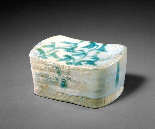 白釉绿彩枕