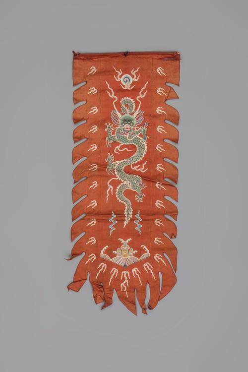 红色缎绣云龙海水江崖纹标枪旗