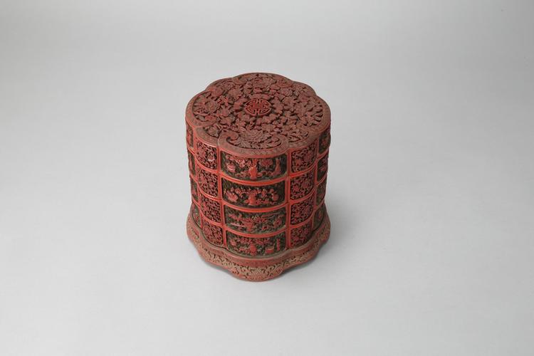 剔红五蝠捧寿纹开光博古纹带座葵瓣式三层盒