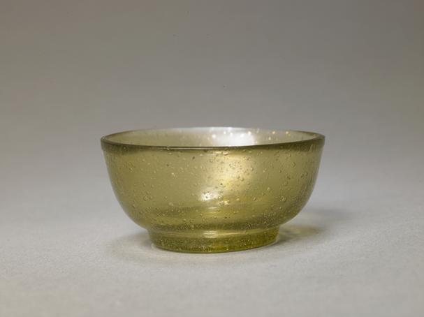 宣统款茶色玻璃撇口杯