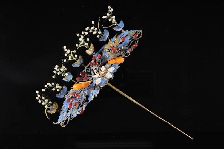 点翠镶料珠松鼠葡萄纹头花