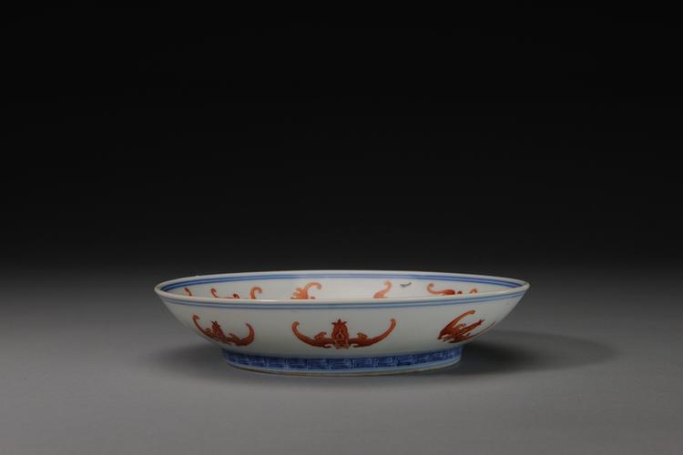 嘉庆款白地矾红彩蝠纹盘