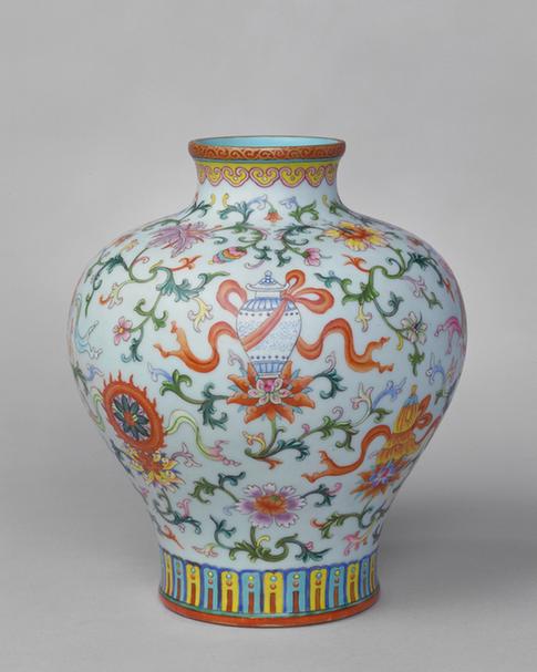 乾隆款粉彩八宝纹瓶
