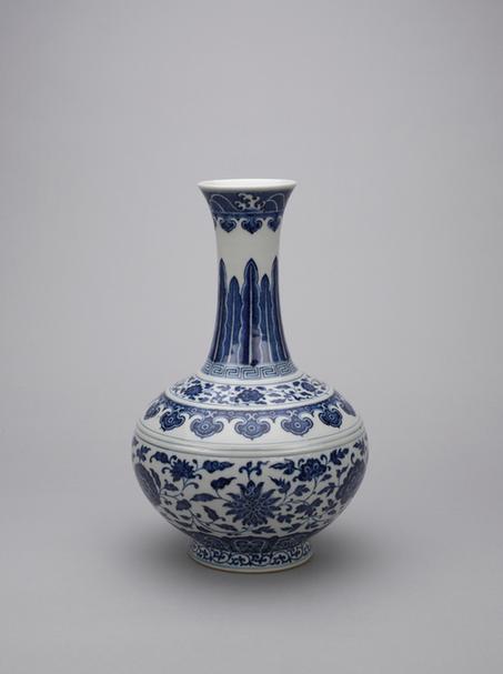 嘉庆款青花缠枝莲凸弦纹赏瓶