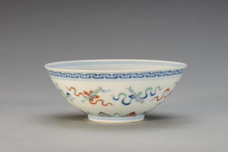 雍正款斗彩暗八仙纹碗