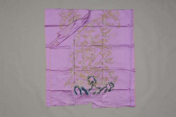 雪青色缎平金绣藤萝纹袍料