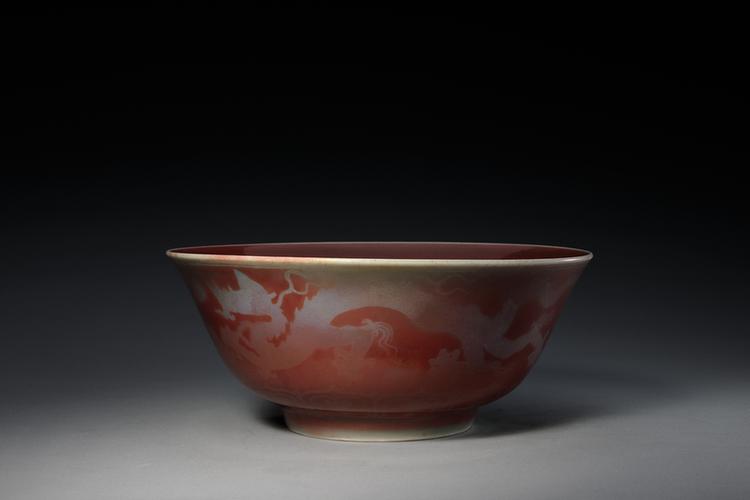鲜红釉描金云龙纹碗