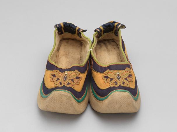 杏黄色缎盘绦蝴蝶纹皂鞋