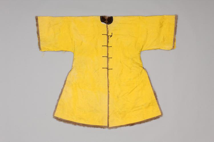 明黄色江山万代纹暗花江绸貂皮端罩