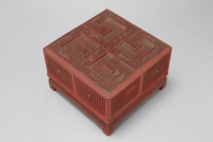 剔红锦地花果暗八仙纹方匣