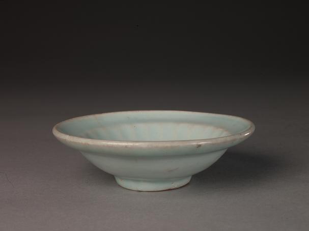 青白釉菊瓣折腰小洗