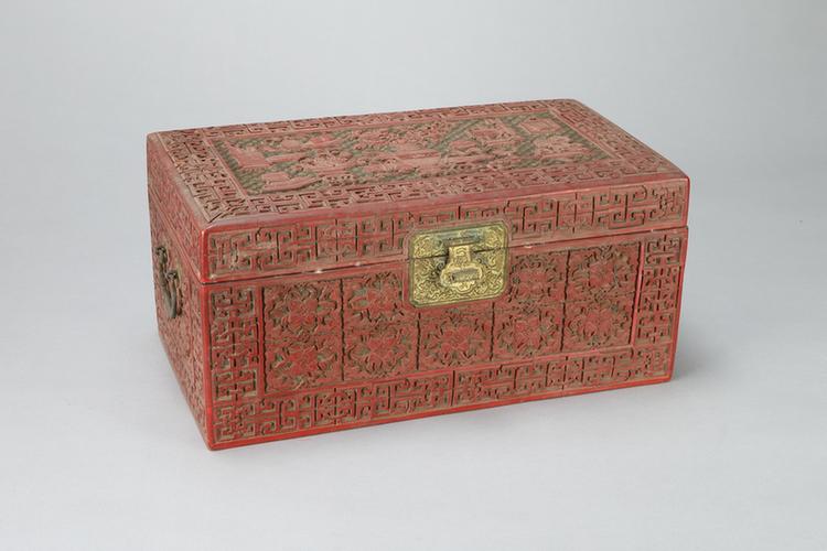 剔红开光博古缠枝莲纹长方箱