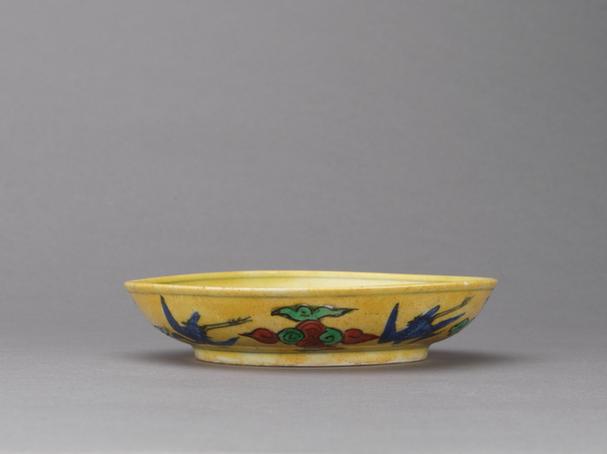 万历款五彩里龙外云鹤纹盘