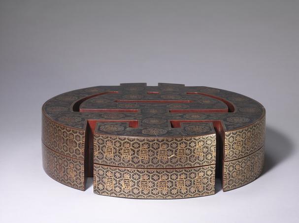 黑漆描金团寿流云纹寿字形攒盒