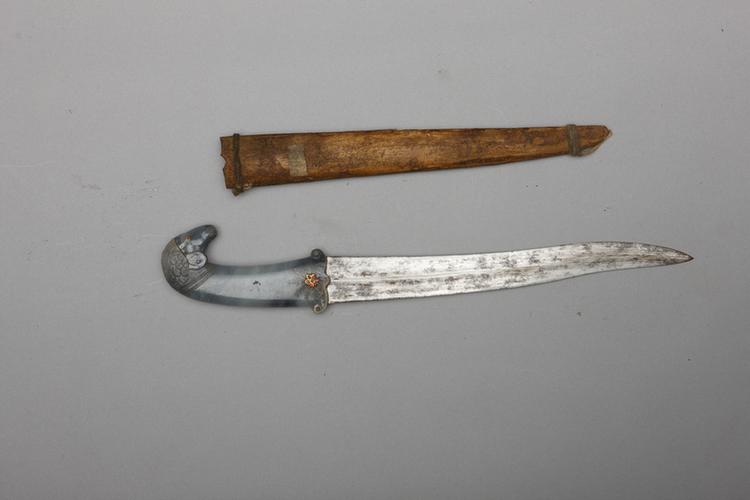 玉雕羊首柄绒鞘匕首