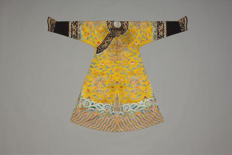 明黄色缎绣彩云蝠金龙纹女夹龙袍