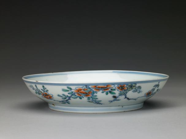 康熙款斗彩梅鹊纹盘