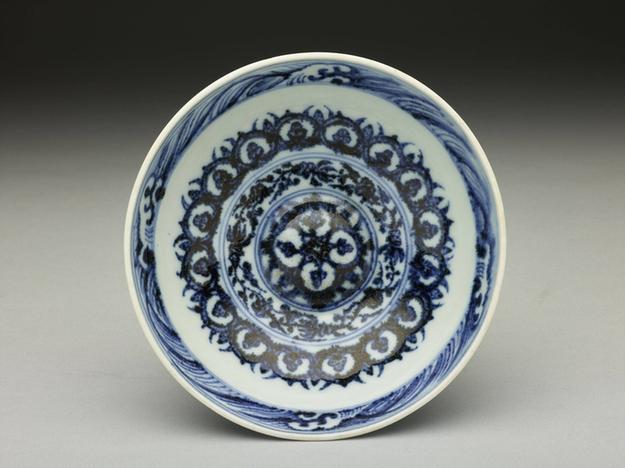 青花波斯文花卉纹浅碗