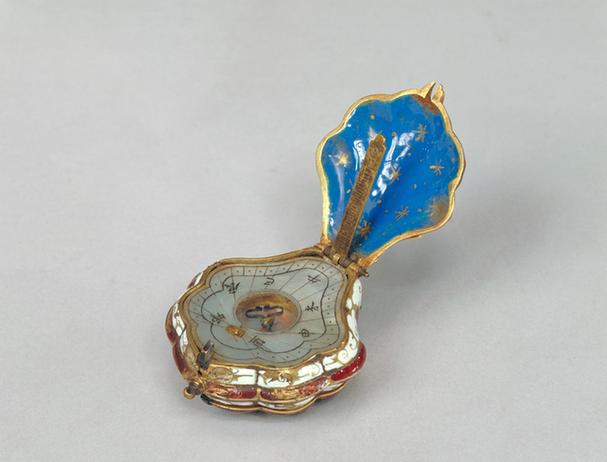 嵌珐琅孔雀尾形地平式日晷仪