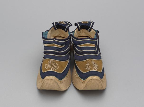 秋香色缎串米珠寿字纹皂鞋