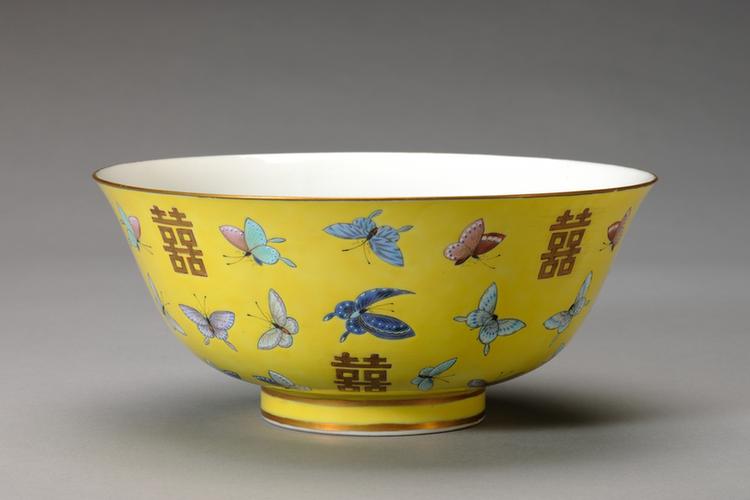 同治款黄地粉彩蝴蝶纹“喜”字碗