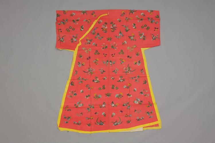 桃红色缂丝浅彩四季花纹氅衣料