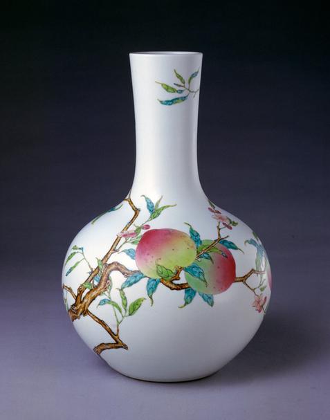 粉彩六桃图天球瓶