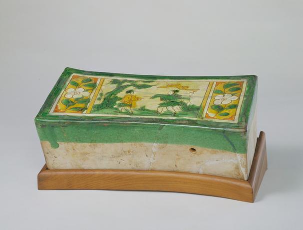 绿釉三彩划花人物纹枕