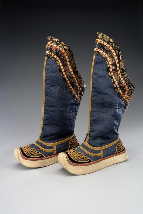 石青色缎补绒花卉纹头皂靴