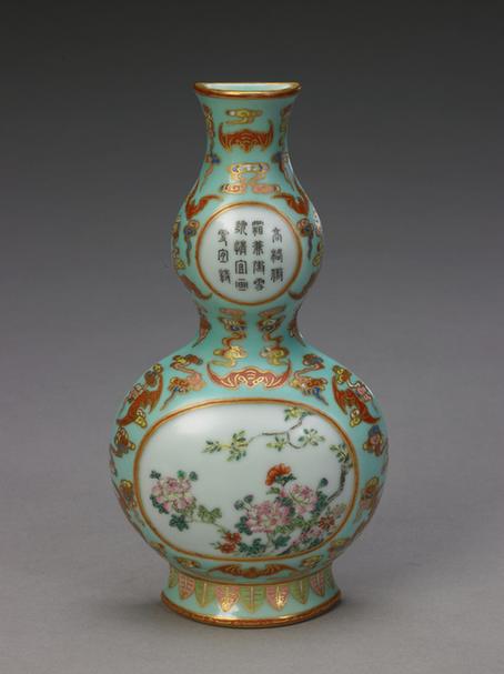 乾隆款松石绿地粉彩开光花卉纹葫芦式壁瓶