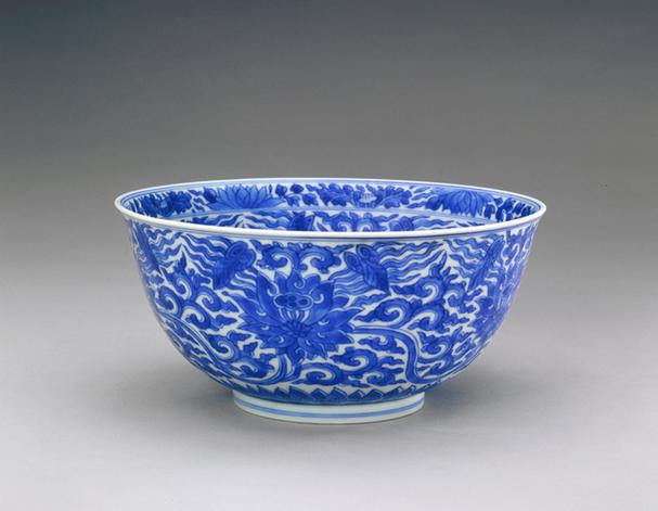 康熙款青花缠枝牡丹纹碗