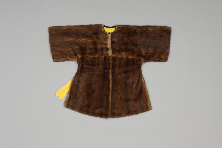 明黄色江山万代纹暗花江绸貂皮端罩