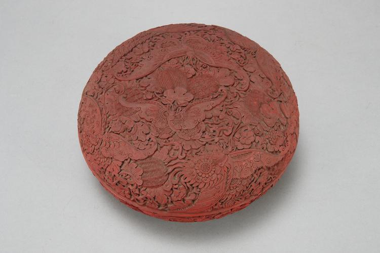 剔红瓜瓞纹扁圆盒