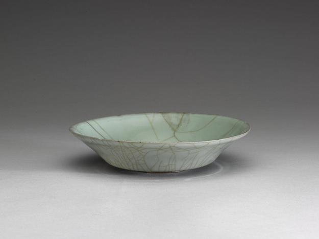 官窑青瓷葵口盘