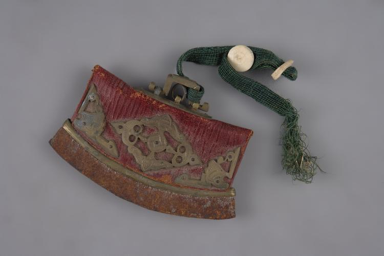 红色皮镶铜蝠荷包式火燫