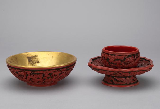 乾隆款剔红云纹带托碗