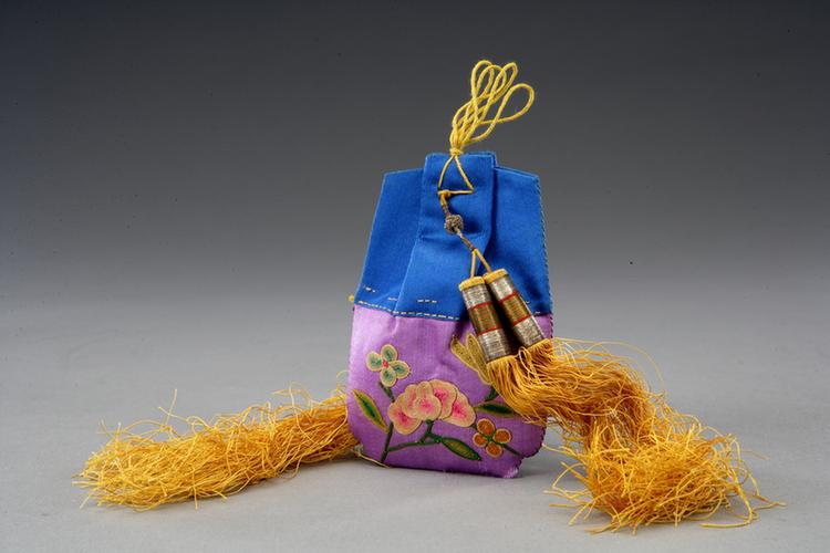 雪灰色缎平金钉线绣玉堂富贵纹活计-烟荷包