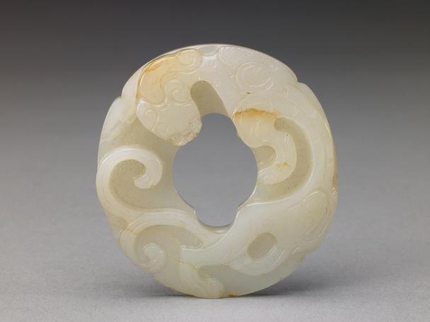白玉浮雕蟠螭环佩