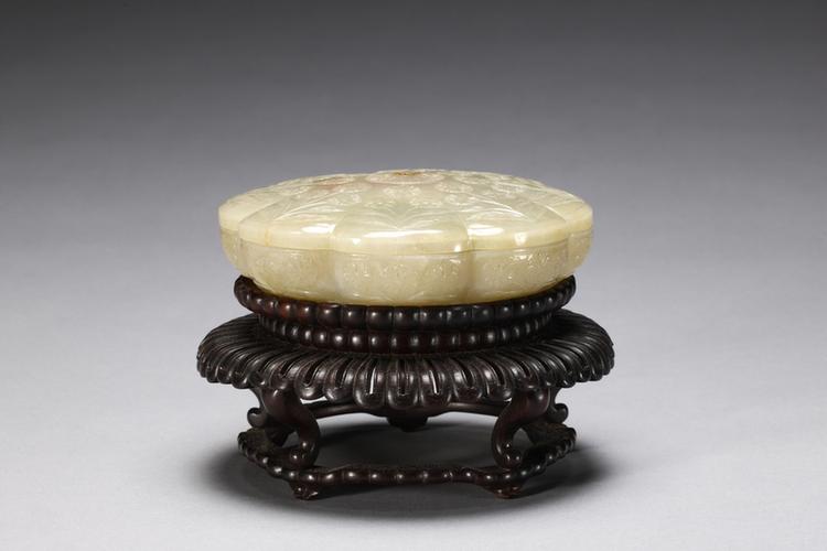 痕都斯坦青玉团菊纹菊瓣式扁盒