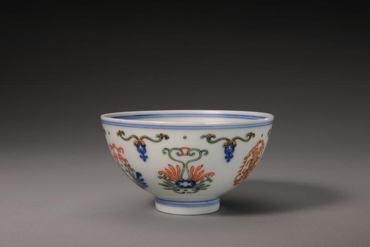 雍正款五彩暗团凤纹碗