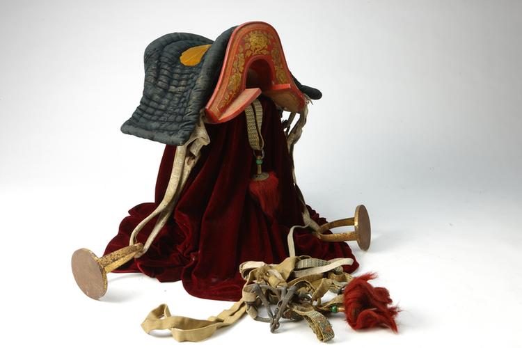 木红漆描金花纹马鞍