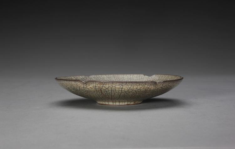 哥窑米黄釉葵瓣口盘